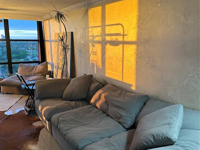 1000 Parkview Dr # 1025, Hallandale Beach FL 33009