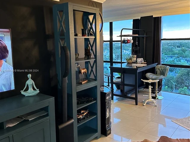 1000 Parkview Dr # 1025, Hallandale Beach FL 33009