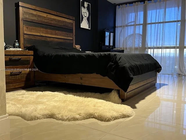 1000 Parkview Dr # 1025, Hallandale Beach FL 33009