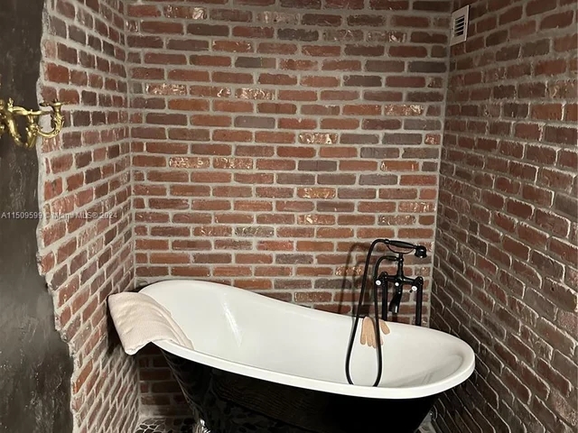 1000 Parkview Dr # 1025, Hallandale Beach FL 33009