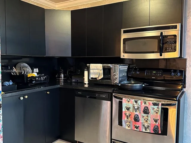 1000 Parkview Dr # 1025, Hallandale Beach FL 33009