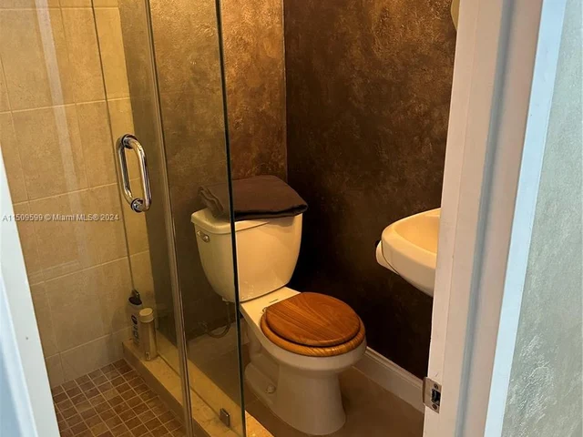 1000 Parkview Dr # 1025, Hallandale Beach FL 33009