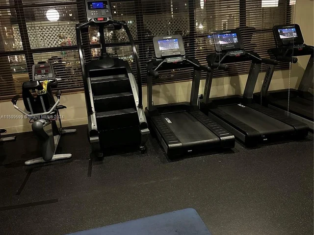 1000 Parkview Dr # 1025, Hallandale Beach FL 33009