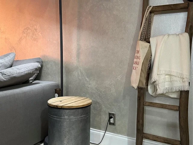 1000 Parkview Dr # 1025, Hallandale Beach FL 33009