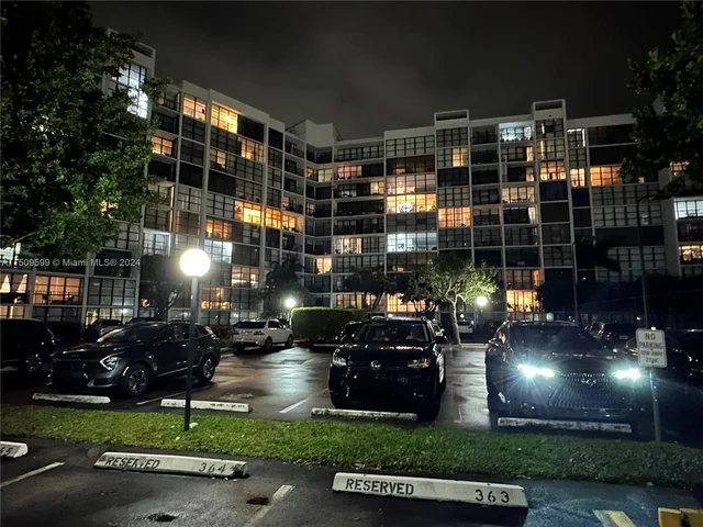 1000 Parkview Dr # 1025, Hallandale Beach FL 33009