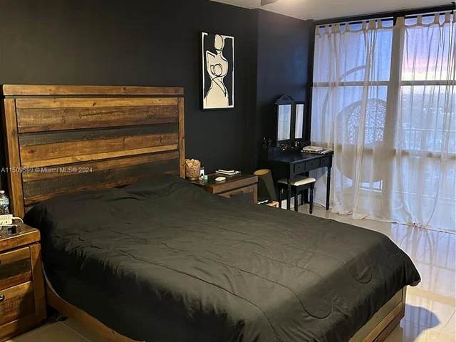 1000 Parkview Dr # 1025, Hallandale Beach FL 33009