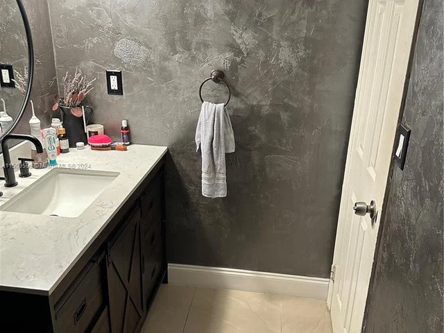 1000 Parkview Dr # 1025, Hallandale Beach FL 33009