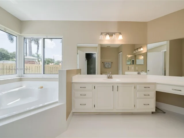 2942 E Orchard Cir, Davie FL 33328