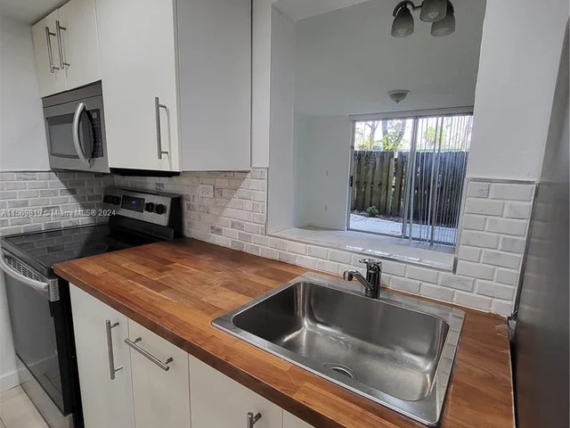 1740 NW N River Dr # 125, Miami FL 33125