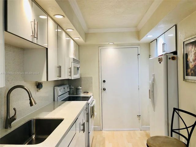 18081 Biscayne Blvd # 702, Aventura FL 33160