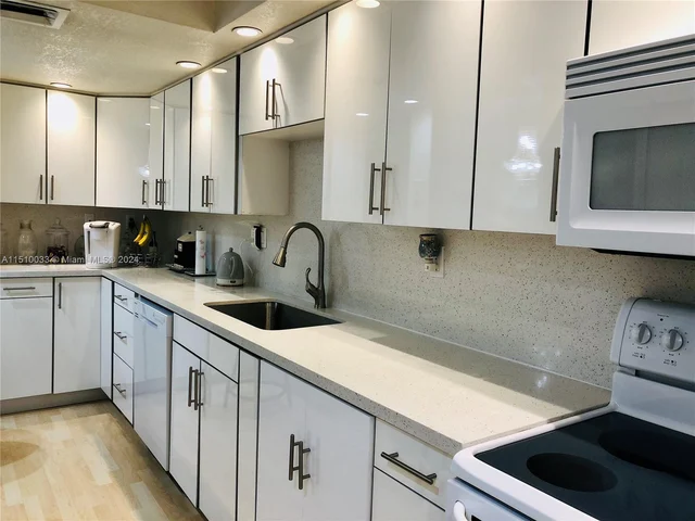 18081 Biscayne Blvd # 702, Aventura FL 33160