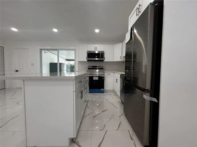 9960 SW 41st St, Miami FL 33165