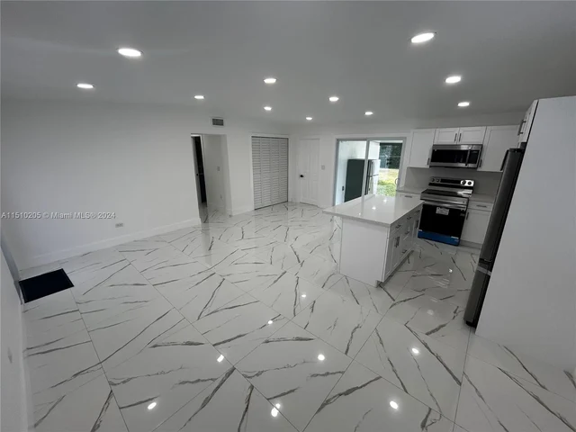 9960 SW 41st St, Miami FL 33165