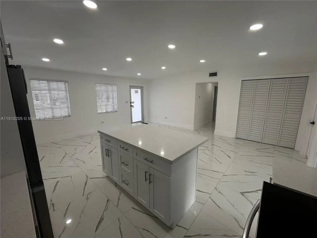 9960 SW 41st St, Miami FL 33165