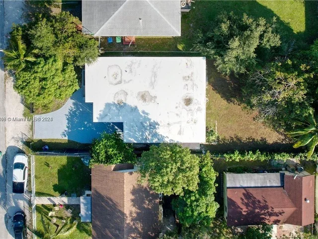 332 NW 97th St, Miami FL 33150
