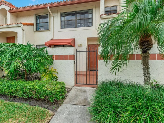 305 Liberty Ct, Deerfield Beach FL 33442