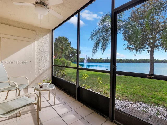 305 Liberty Ct, Deerfield Beach FL 33442