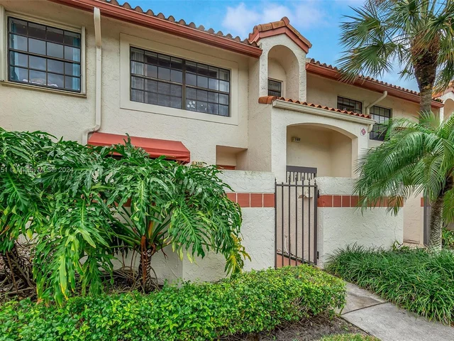 305 Liberty Ct, Deerfield Beach FL 33442