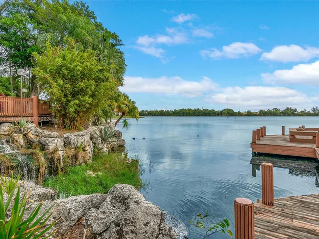 305 Liberty Ct, Deerfield Beach FL 33442