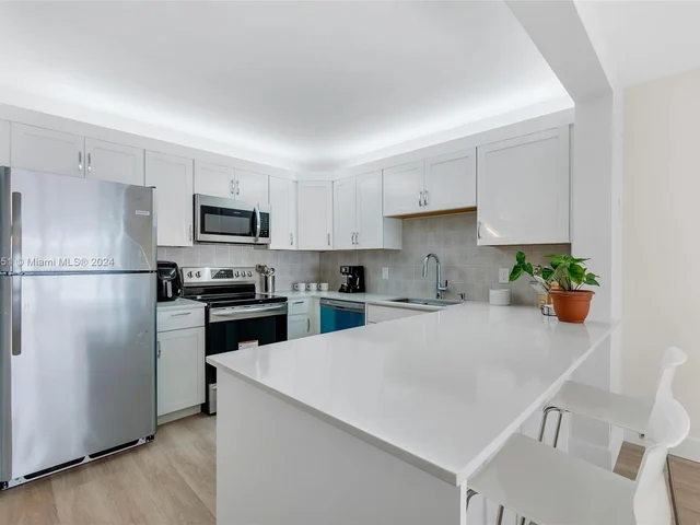 305 Liberty Ct, Deerfield Beach FL 33442