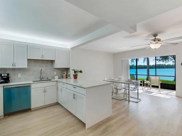 305 Liberty Ct, Deerfield Beach FL 33442