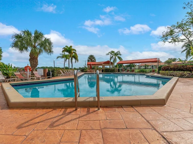 305 Liberty Ct, Deerfield Beach FL 33442