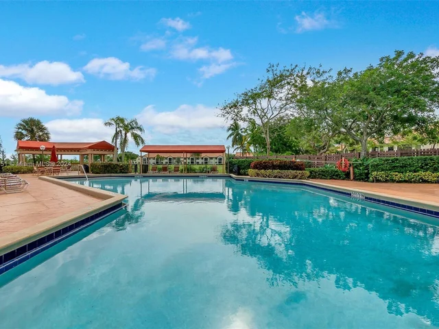 305 Liberty Ct, Deerfield Beach FL 33442