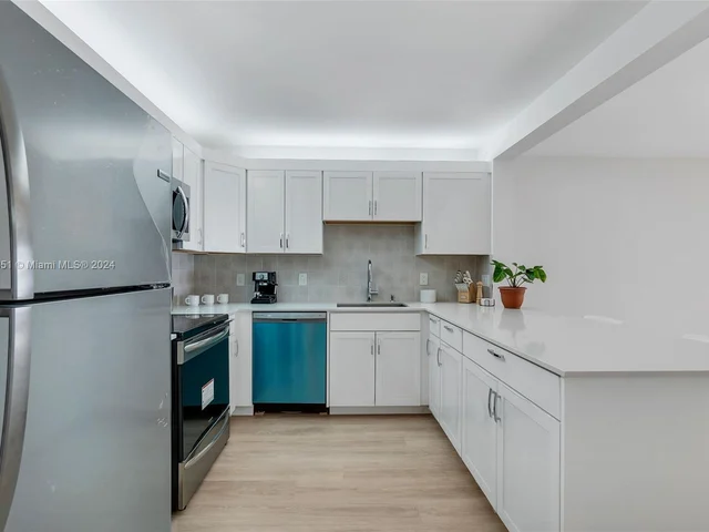 305 Liberty Ct, Deerfield Beach FL 33442