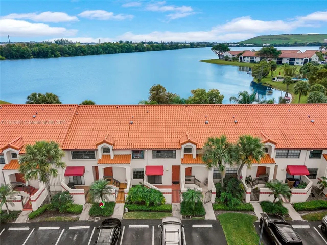 305 Liberty Ct, Deerfield Beach FL 33442