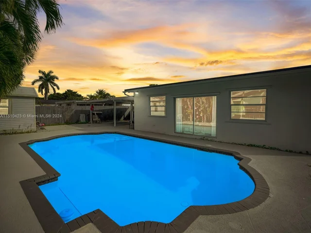 17500 NW 85th Ave, Hialeah FL 33015