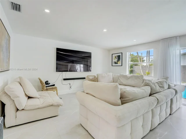 17500 NW 85th Ave, Hialeah FL 33015