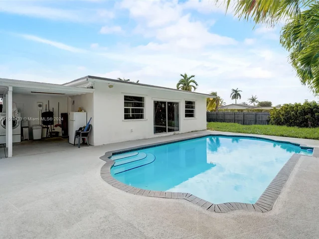 17500 NW 85th Ave, Hialeah FL 33015