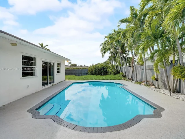 17500 NW 85th Ave, Hialeah FL 33015