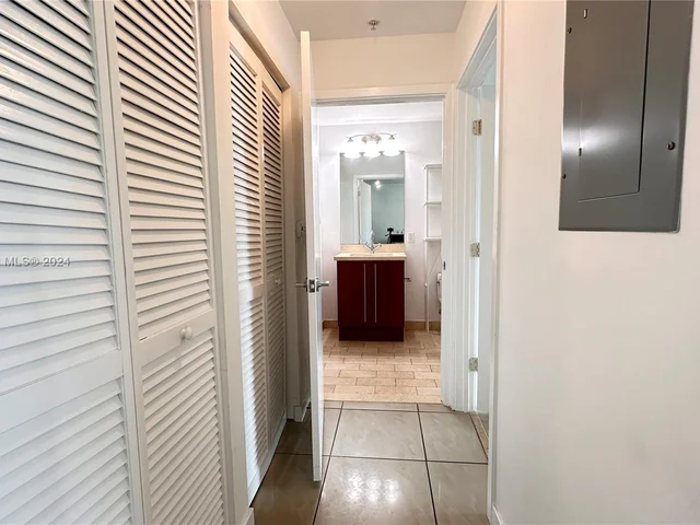 79 SW 12th St, Miami FL 33130