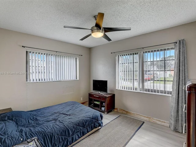 6961 Scott St, Hollywood FL 33024