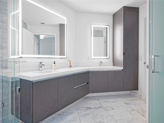 851 NE 1st Ave # 3006, Miami FL 33132