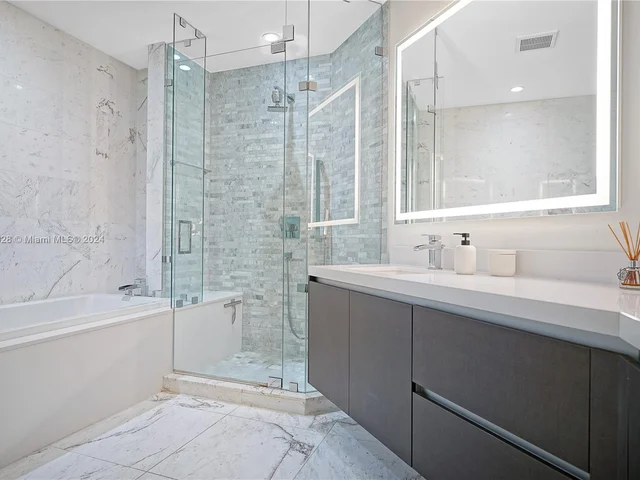 851 NE 1st Ave # 3006, Miami FL 33132