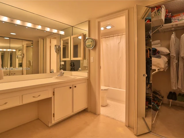 100 Bayview Dr # 424, Sunny Isles Beach FL 33160