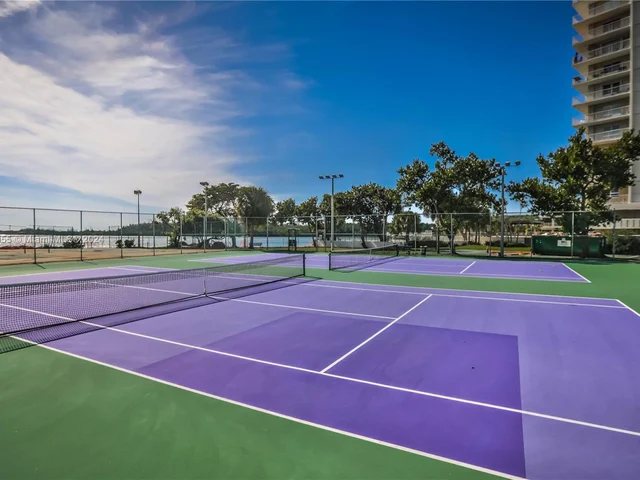 100 Bayview Dr # 424, Sunny Isles Beach FL 33160