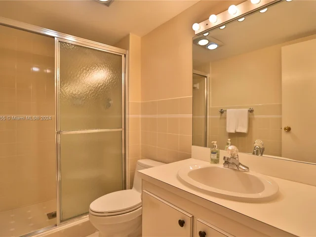100 Bayview Dr # 424, Sunny Isles Beach FL 33160