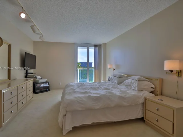 100 Bayview Dr # 424, Sunny Isles Beach FL 33160