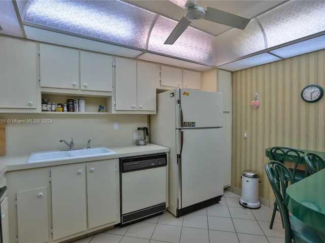 100 Bayview Dr # 424, Sunny Isles Beach FL 33160