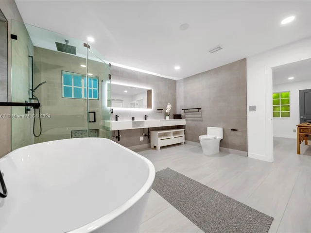 464 NE 57th St, Miami FL 33137