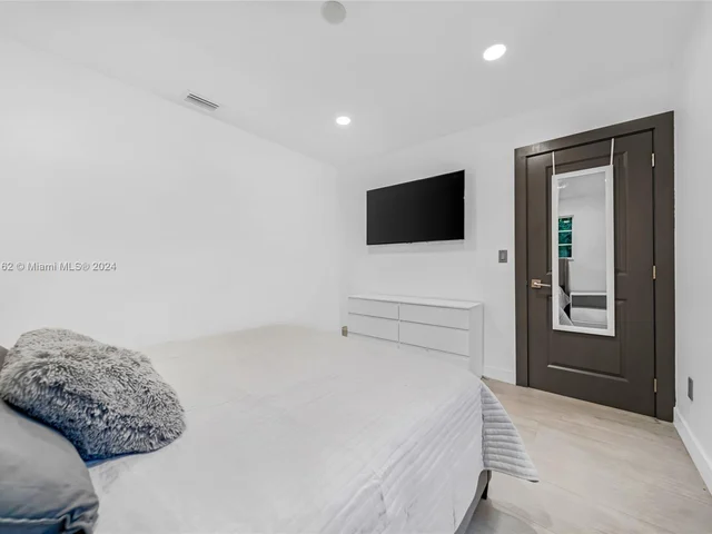 464 NE 57th St, Miami FL 33137