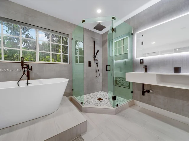 464 NE 57th St, Miami FL 33137