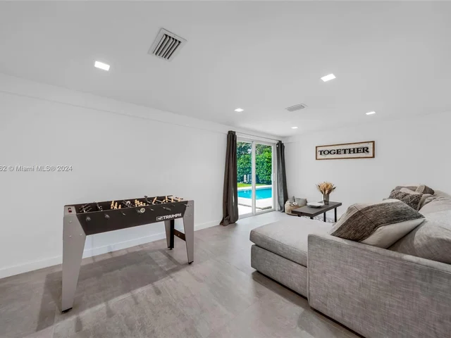 464 NE 57th St, Miami FL 33137