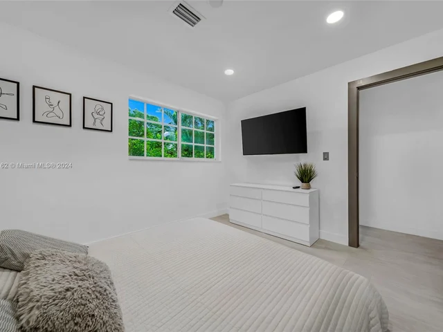 464 NE 57th St, Miami FL 33137