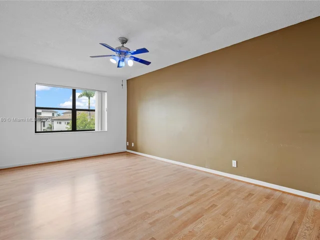 8290 Lake Dr # 307, Doral FL 33166