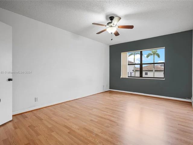 8290 Lake Dr # 307, Doral FL 33166