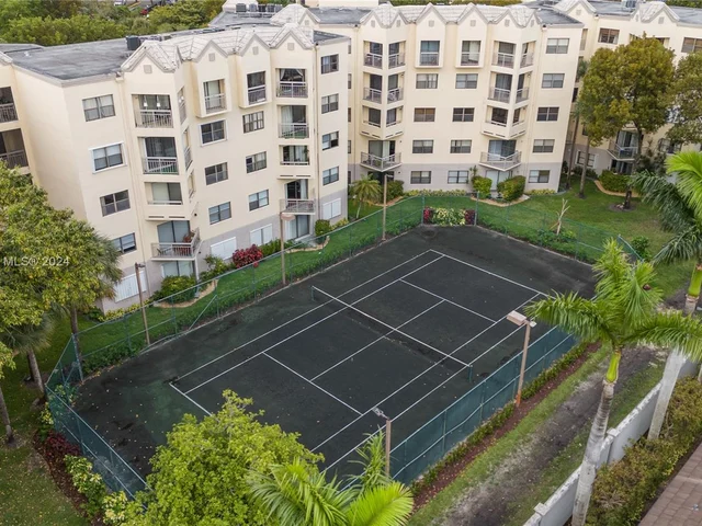 8290 Lake Dr # 307, Doral FL 33166